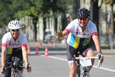Les anciens athlètes olympiques suisses pédalent en faveur des patients atteints de cancer lors de la "Race for Life".